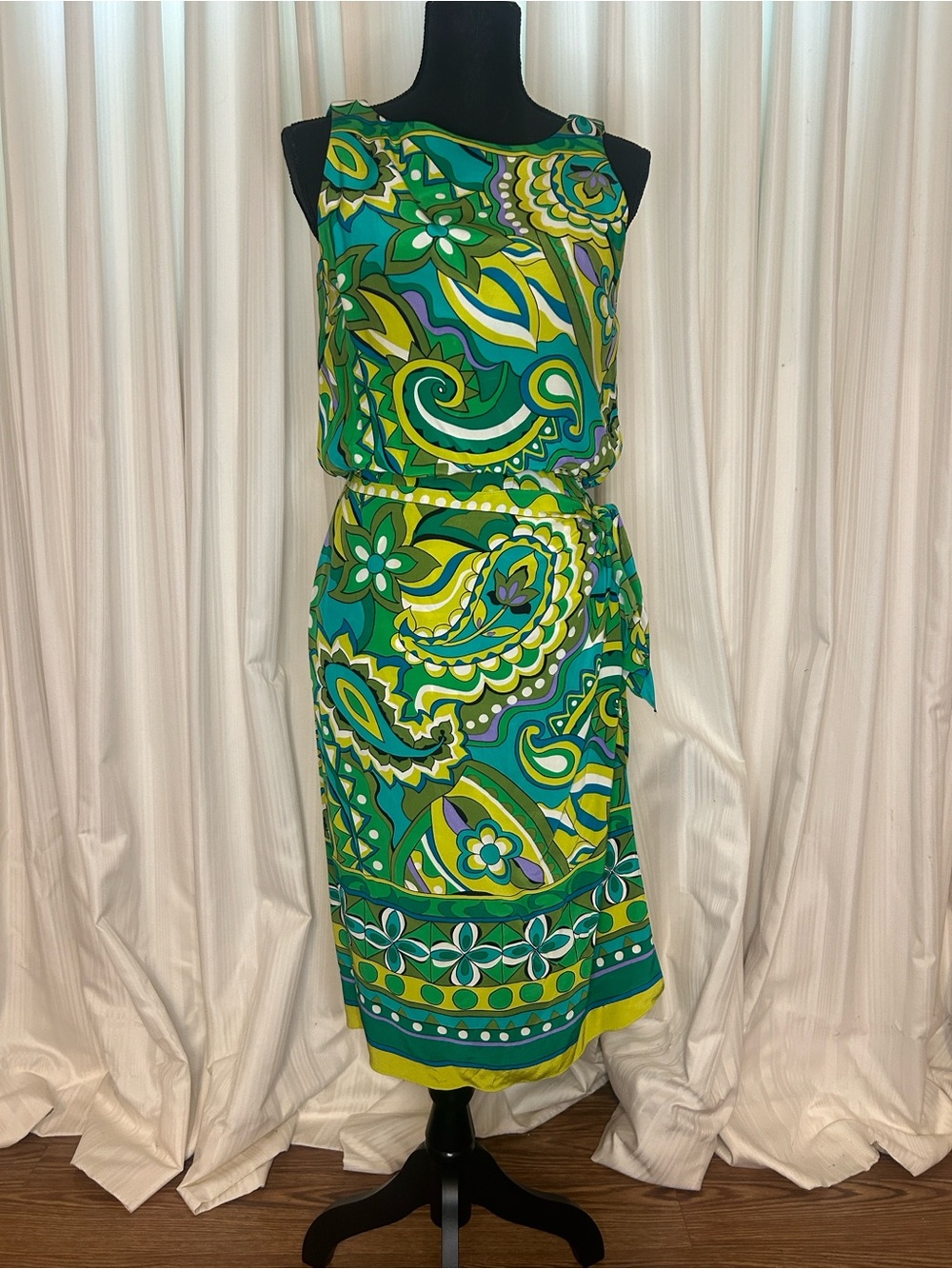 Sleeveless Green Paisley Print Shift Dress